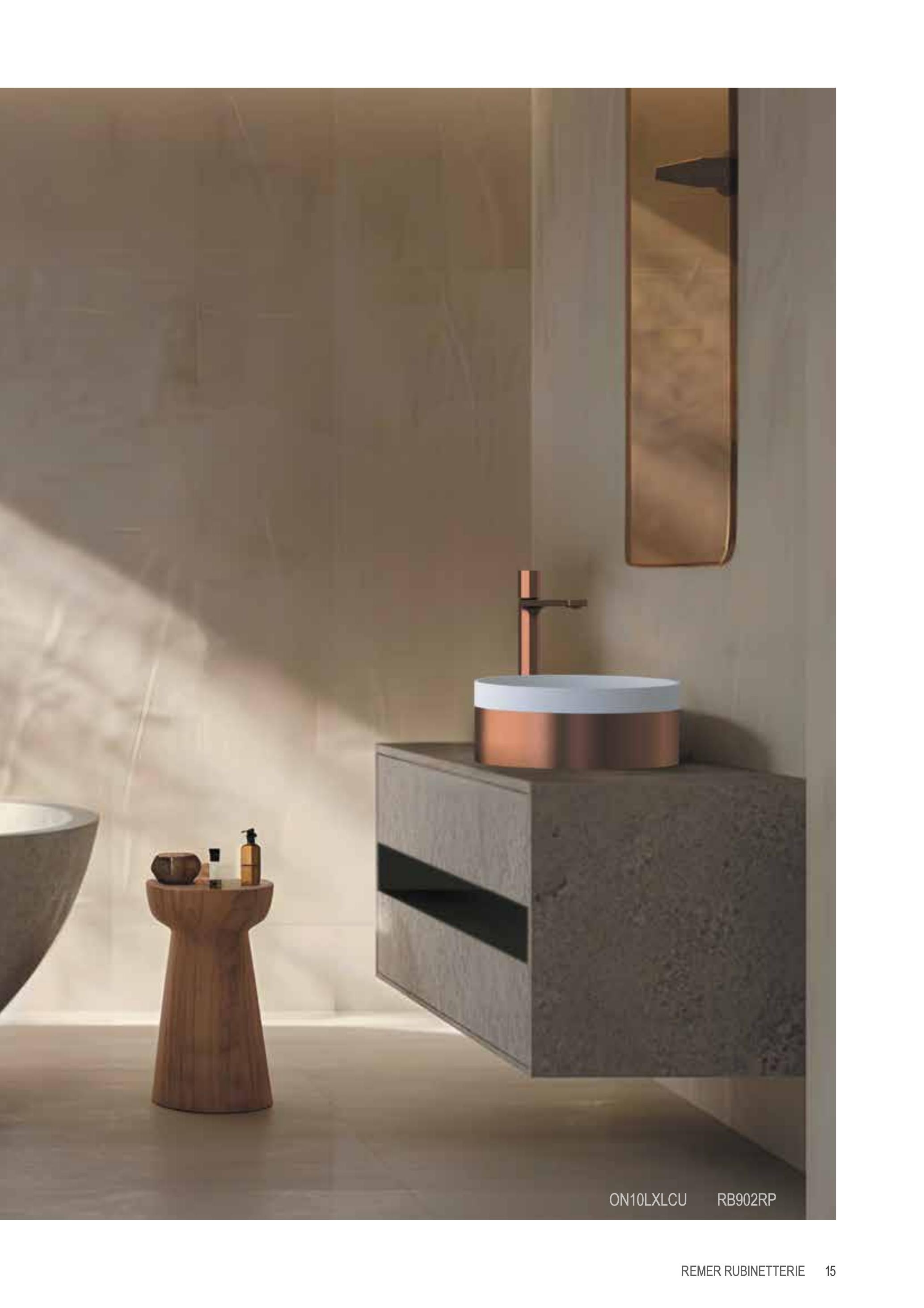 Miscelatore lavabo Remer Ottagono rame spazzolato PVD ambientazione bagno moderno con specchio